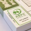PEFC Siegel auf Würfelspielblock links unten aufgedruckt grün und weiß