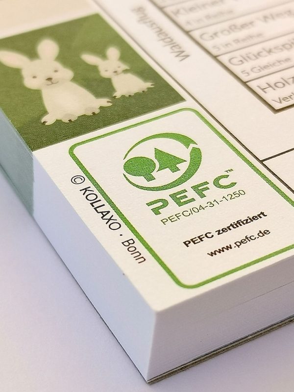 PEFC Siegel auf Würfelspielblock links unten aufgedruckt grün und weiß